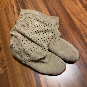 Adorable Toms Boots - cream